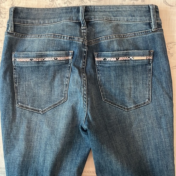 White House Black Market Mid-Rise Snake Trim Ankle Jeans Everyday Soft Sz 2 - Picture 13 of 14